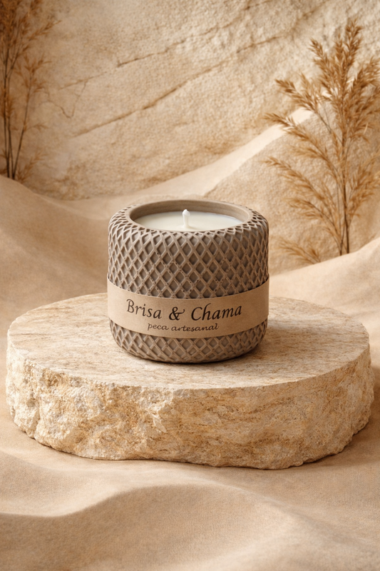 Vela aromatica artesanal em gesso Brisa & Chama na cor areia
