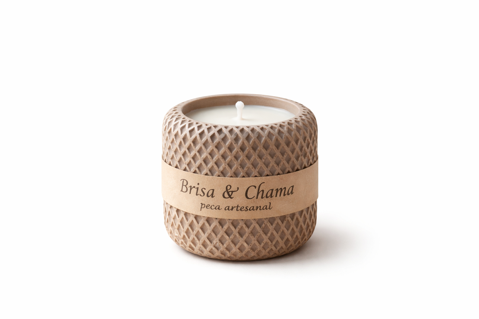 Vela aromatica artesanal em gesso sobre fundo branco